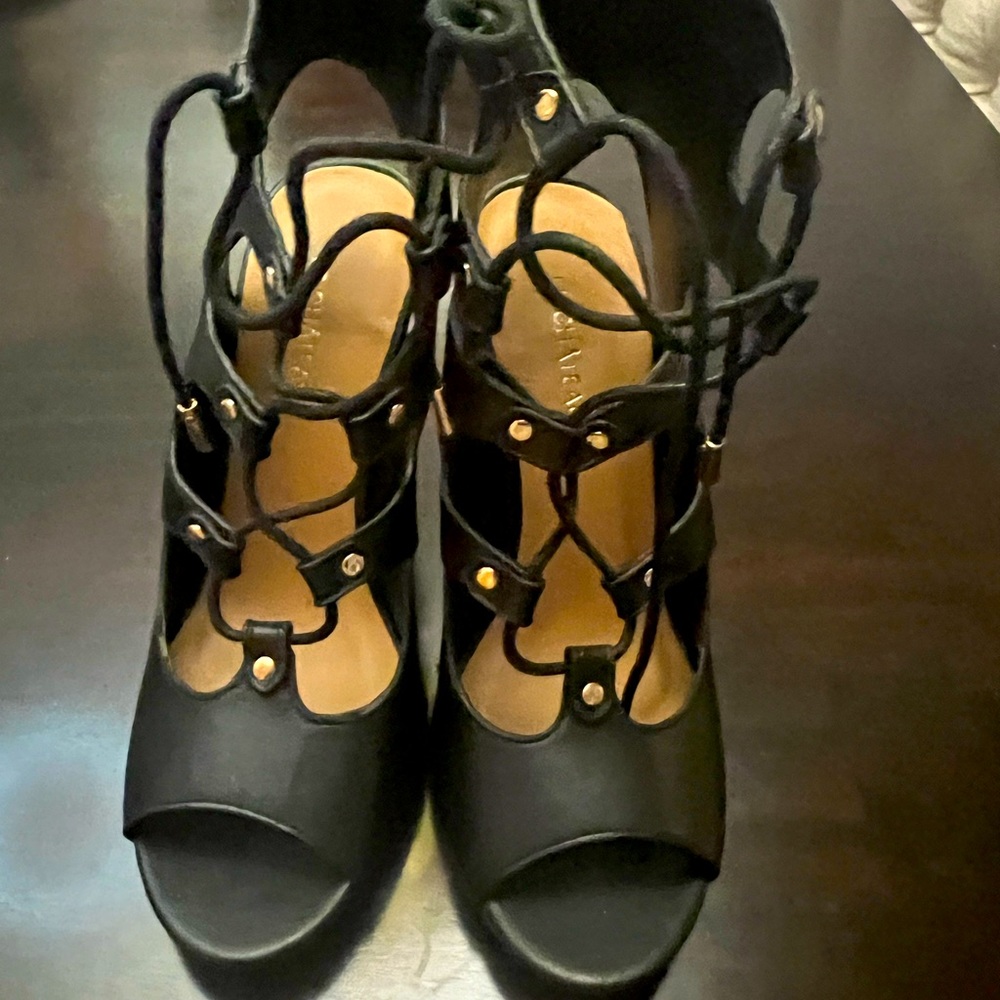 Le château open toes shoe